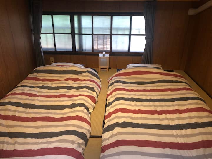 日式榻榻米客房位于2楼
2階和室　寝室