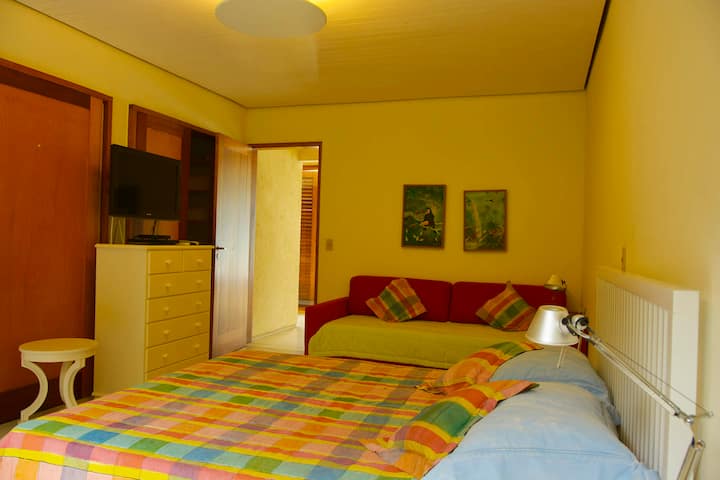 تحتوي جميع الغرف على سرير مزدوج وسرير فردي وتلفزيون ومكيف هواء وخزانة