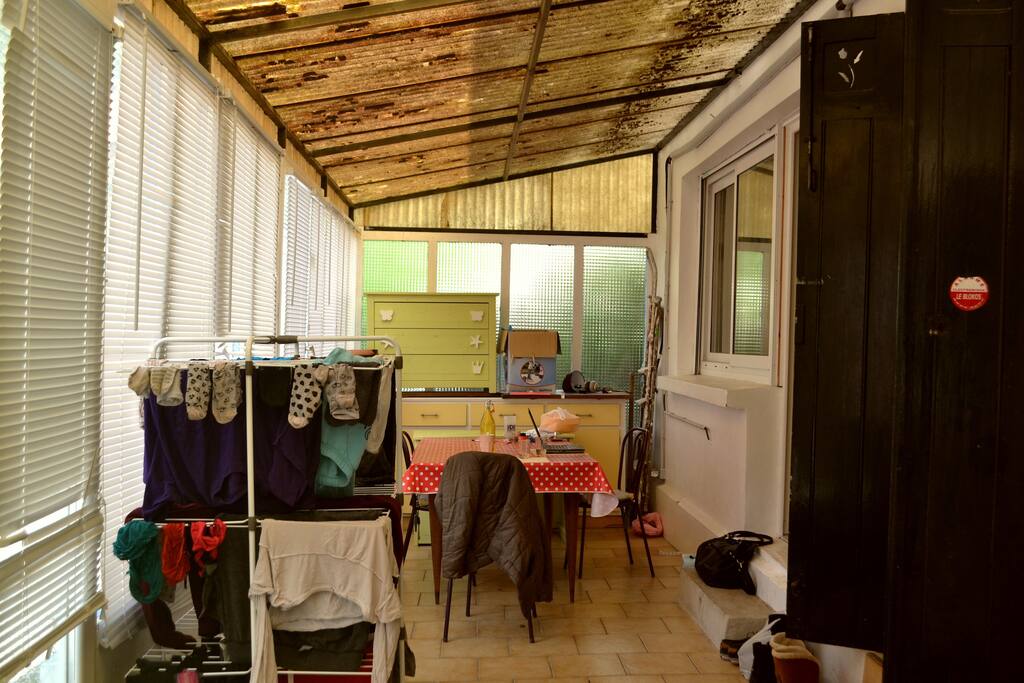 Véranda (étendoir pour le linge, grande table)