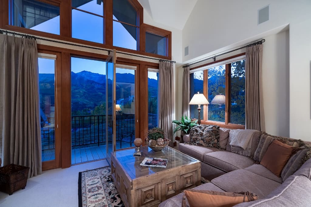 Living Area - Vaulted Ceilings - Unobstructed Mountain Views - Gas Fireplace - HDTV