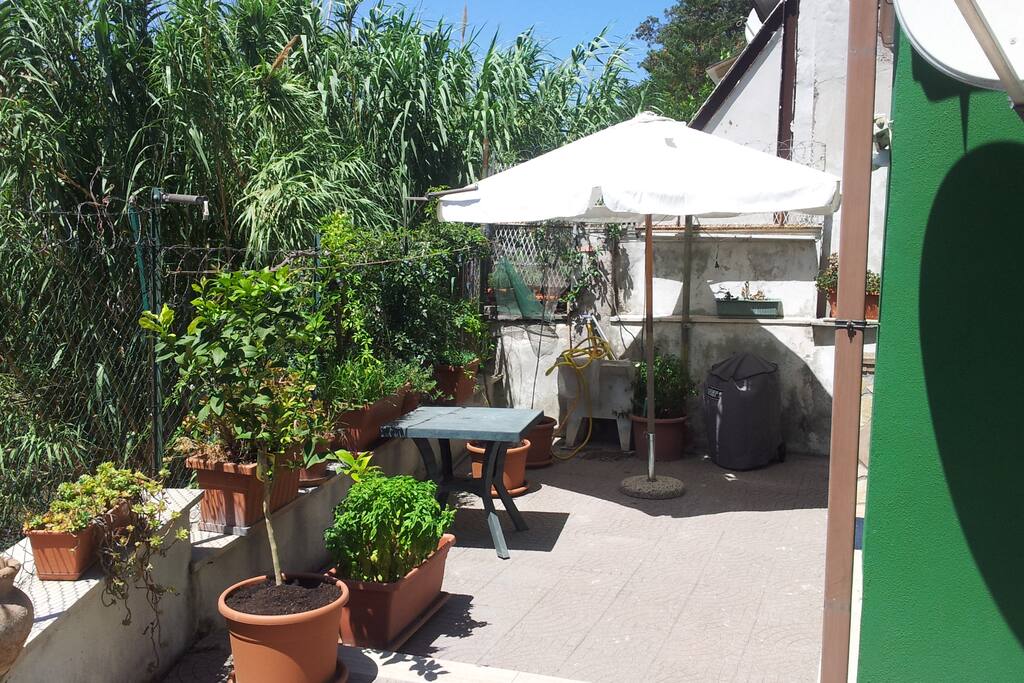 Area condominiale antistante casa con libertà di utilizzo