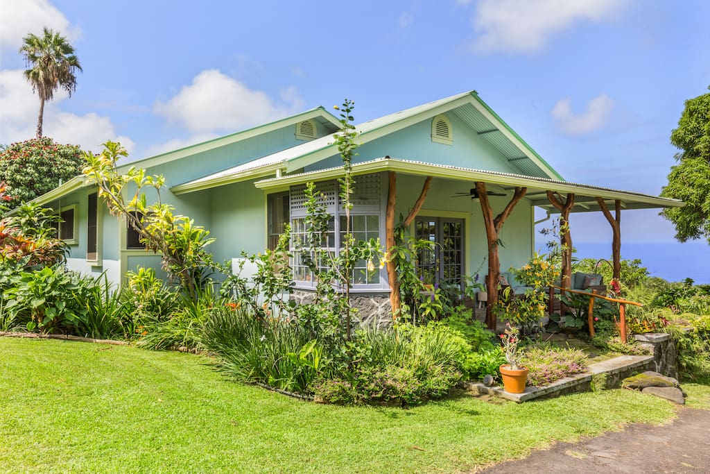 Plantation house overlooks ocean at 1400 feet