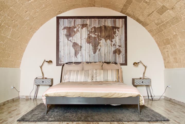 CASA RANIERI- centro storico Bari-intero loft