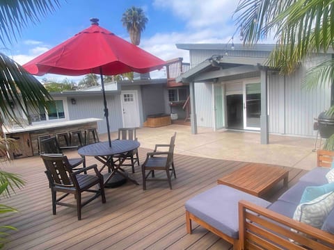 Backyard bungalow 2 blocks from the beach