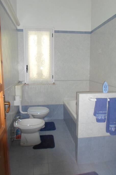 Bagno con water, bidet, lavabo e vasca da bagno.