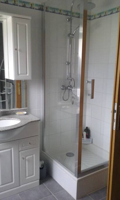 Salle de douche à l'étage