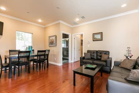 Popular Airbnb listing: Cozy House in Glendale in Los Angeles