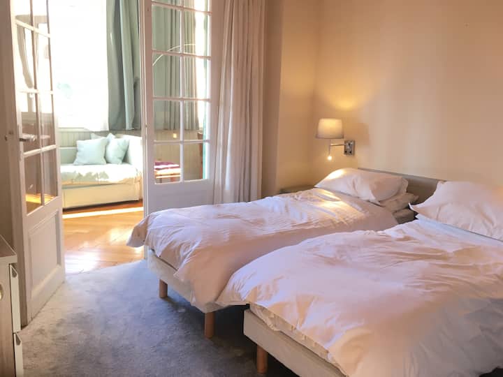 chambre 2 - lits jumeaux avec lavabo et grande armoire 