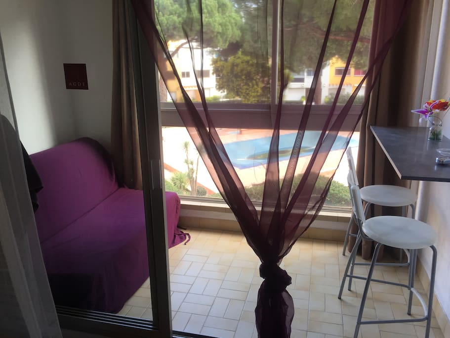 Loggia avec 2ème couchage plus coin bureau pour travailler face à la piscine
