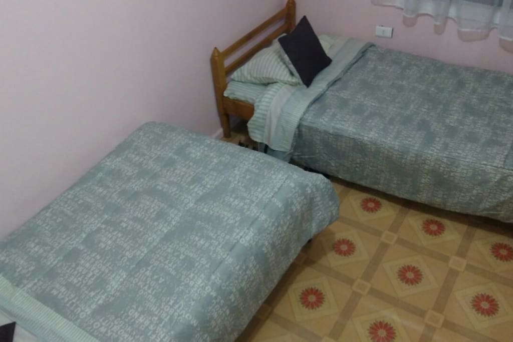 Dormitorio con 2 camas individuales