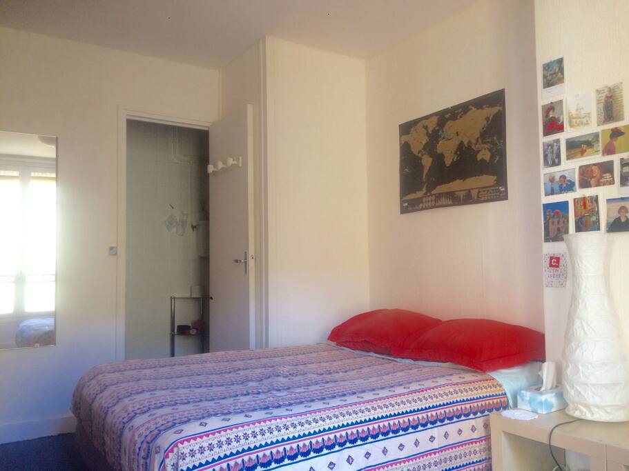Chambre avec salle de bain privée