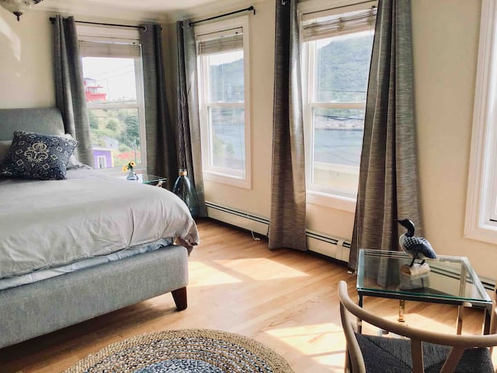 غرفة النوم الرئيسية بإطلالة على الميناء والمدينة.