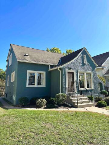 Cozy bungalow in friendly neighborhood with bikes!