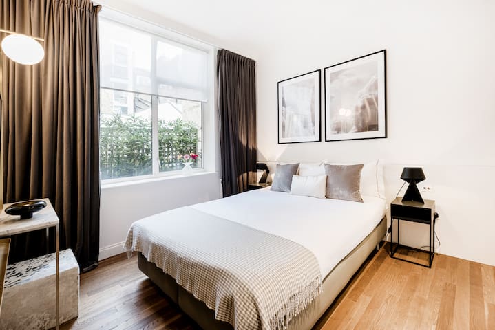 SOPHISTICATED BOUTIQUE APARTMENT gallery image 3