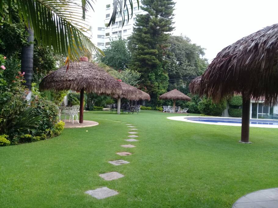 Es el jardin de la casa ideal para tomar el sol y meterse a la alberca o leee un libro , o tomar una cerveza.