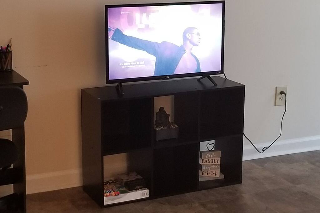 Smart T.V. w Sling T.V. subscription