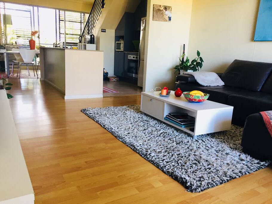 Bright and Spacious Lounge with Open Modern Kitchen
** Perfect stylish lounge with full of natural lighting to watch large screen TV, prepare your a meal in a gourmet kitchen with island (great to socialise) or just relax with a nice coffee in a gorgeous flowery balcony.
