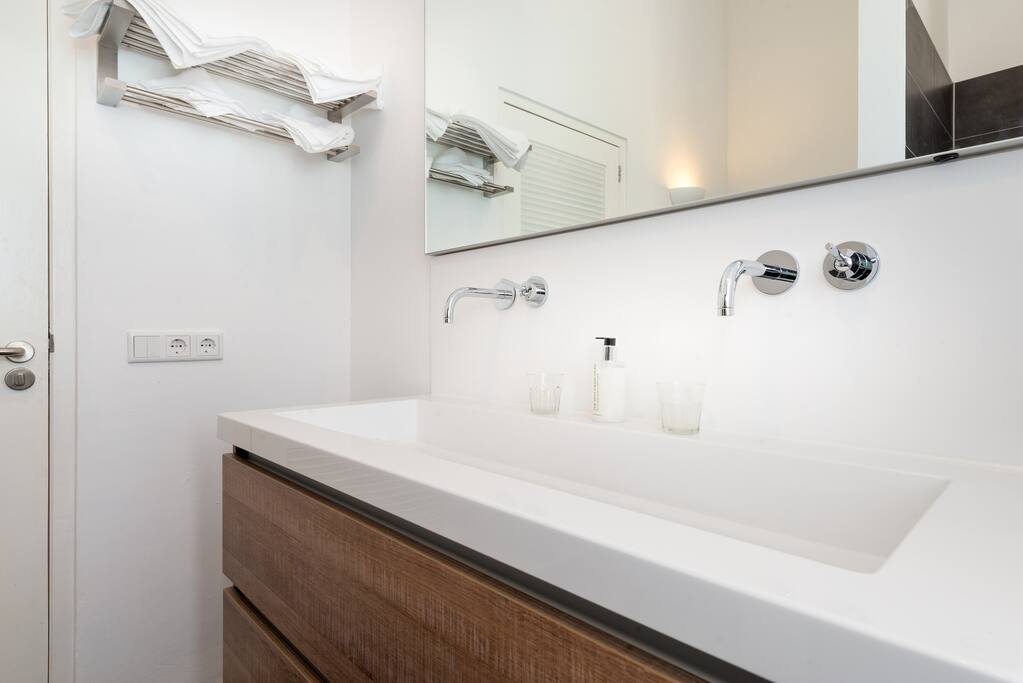 Bathroom with utilities incl. shampoo, conditioning, soap and clean towels every day