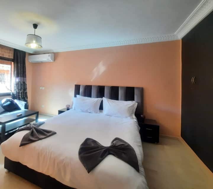 dormitorio  principal:
Cálida habitación con cómoda cama doble, ideal para descansar después de un día en Marrakech.
Un despertar suave, con la luz filtrada por el follaje de un jardín secreto debajo.»