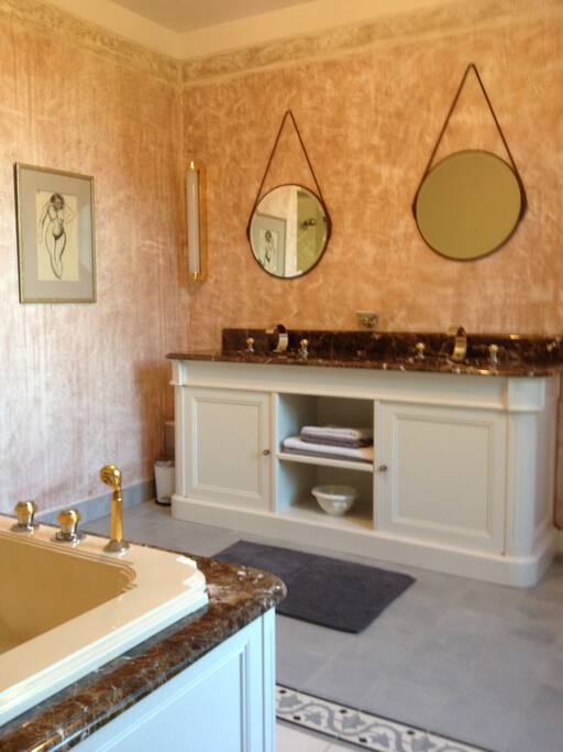 Grande salle de bains baignoire blaneo, douche jets