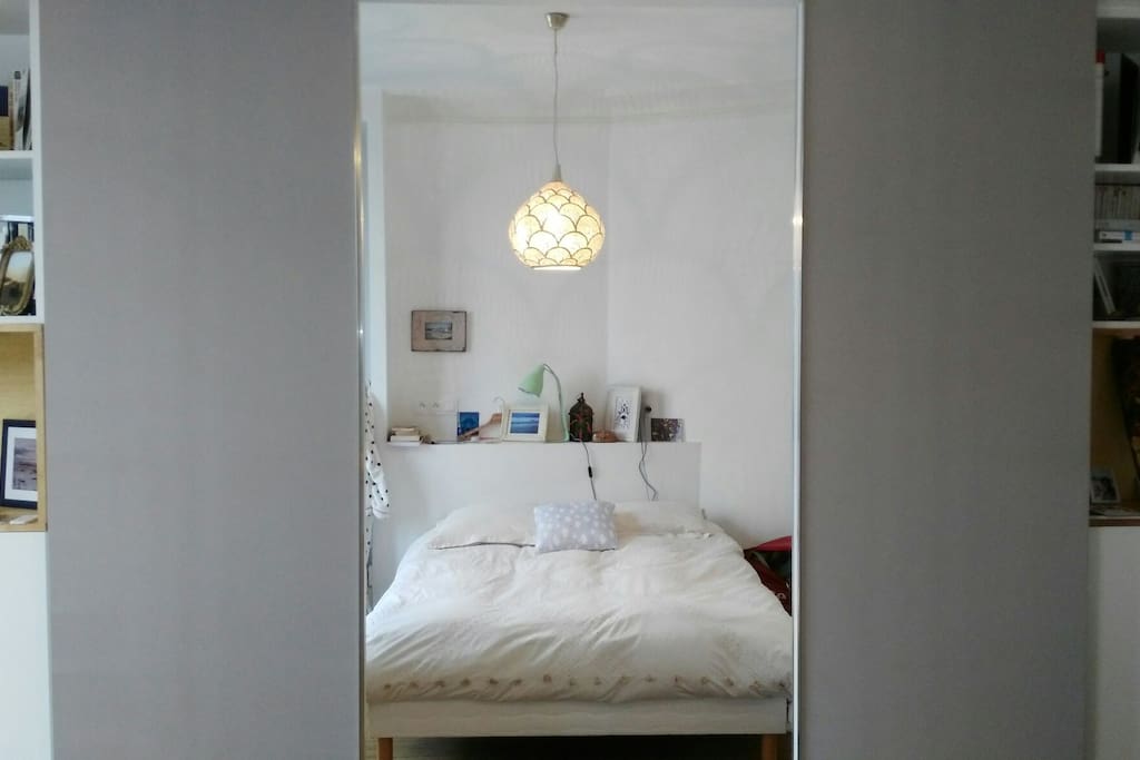 Vue sur la chambre depuis la pièce principale