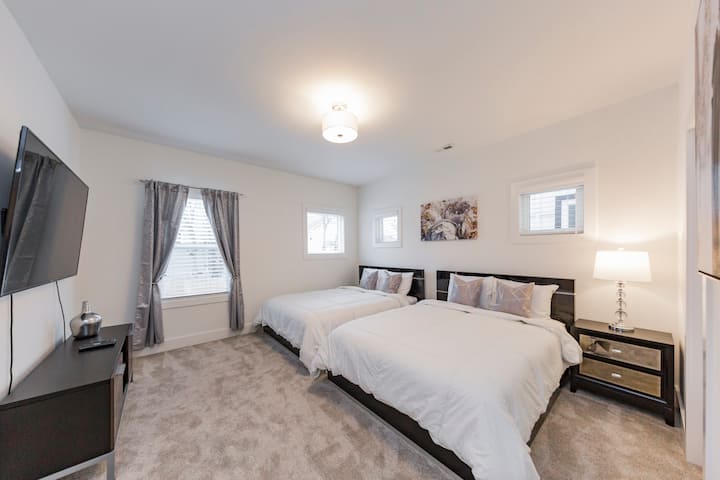 Спалня на 2 - ри етаж с 2 двойни легла. 