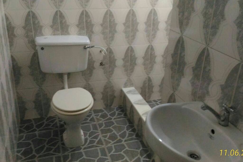 Toilet & bathroom