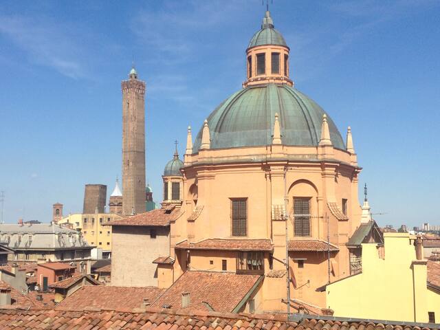 large, quiet, in front off the the Bologna’s fair gallery image 2