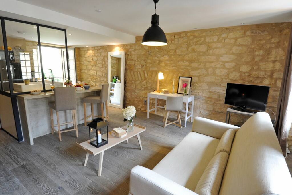 Espace repas / Table-bar for lunch and breakfirst