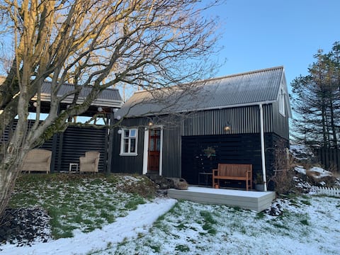 Cosy cottage with SAUNA. Excellent  location.