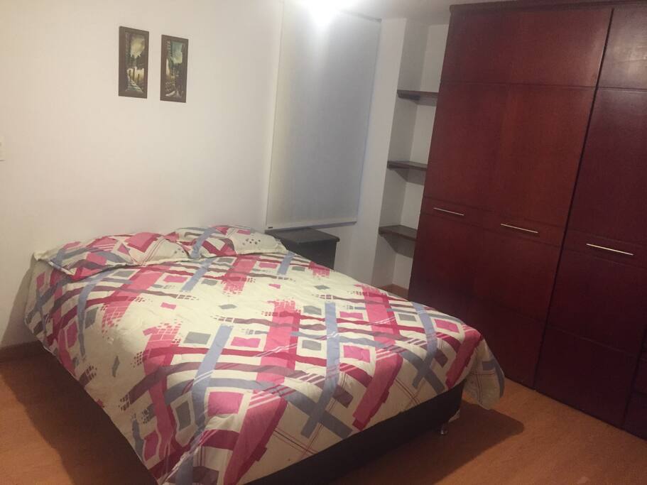 Alcoba proncipal con cama matrimonial y baño privado