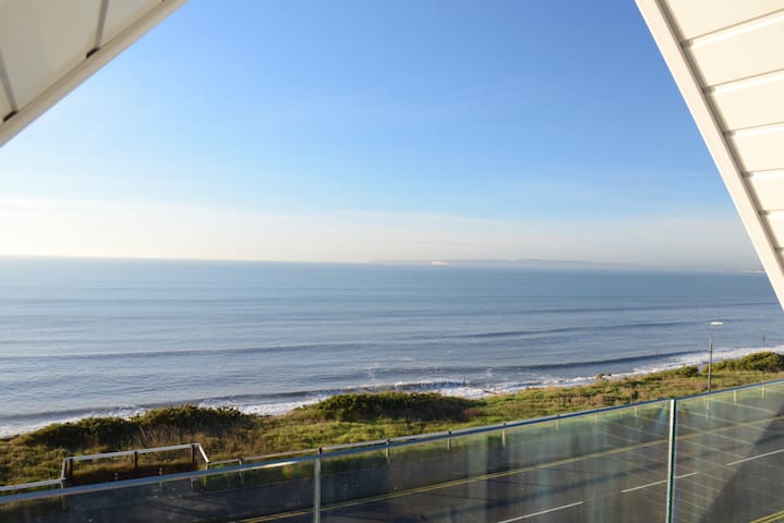 Stunning Beachside Apartment- Balcony & Parking