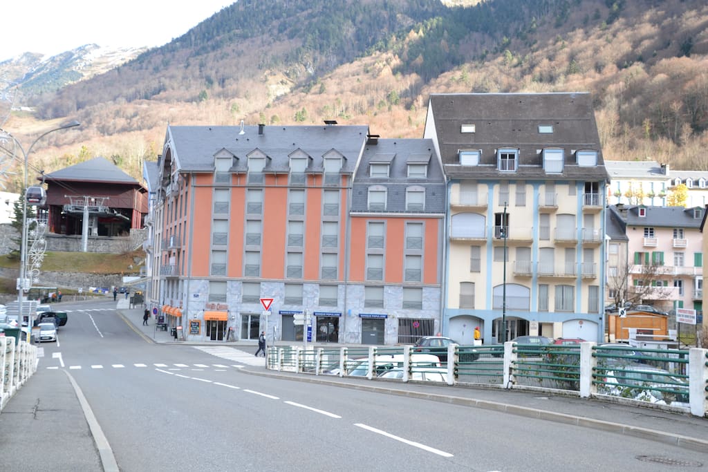 L'immeuble beige dans lequel se trouve l'appartement