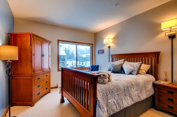 Kitanda cha malkia kilichoinuliwa chini ya kwenye sakafu kuu.