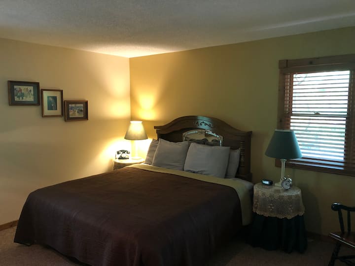 バルディールーム、メインフロアの主寝室、キングサイズベッド