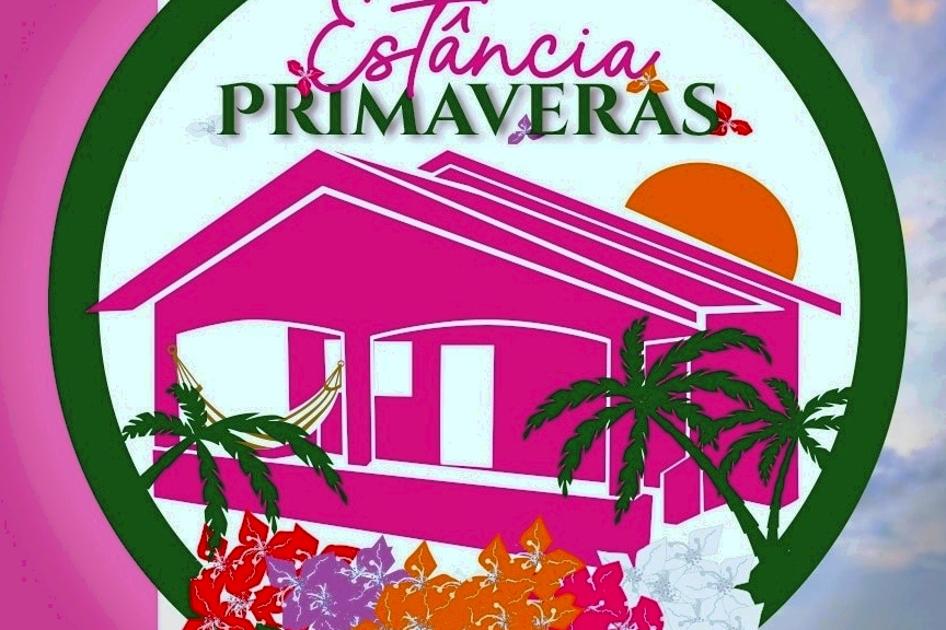 The logo displays a stylized house in vibrant pink with large windows. Tropical elements such as palm trees and colorful flowers frame the design, highlighting a sunset backdrop. The name 'Estância Primaveras' is prominently featured at the top, adding a welcoming touch.
