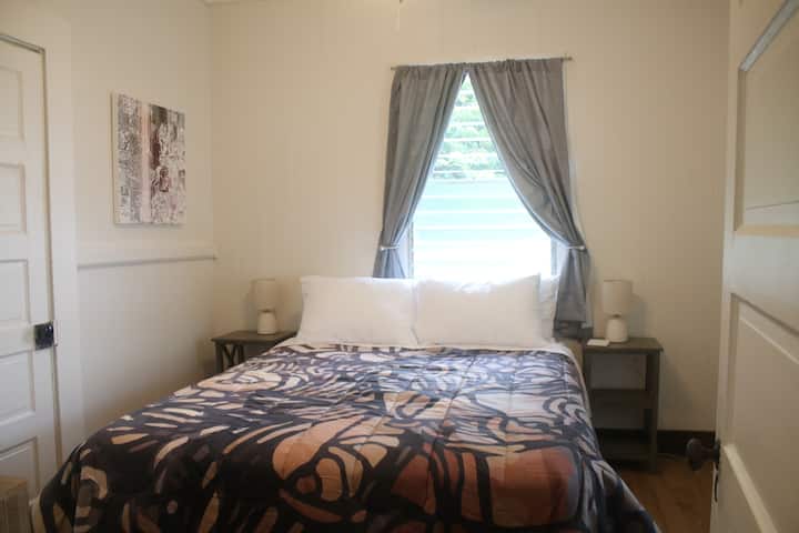 Საძინებელი #2 დედოფლის ზომის საწოლით.