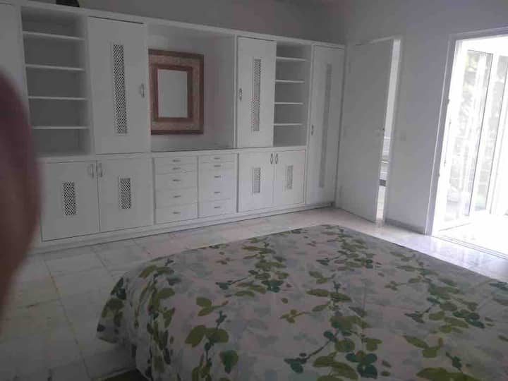 جناح للزوجين في الطابق العلوي