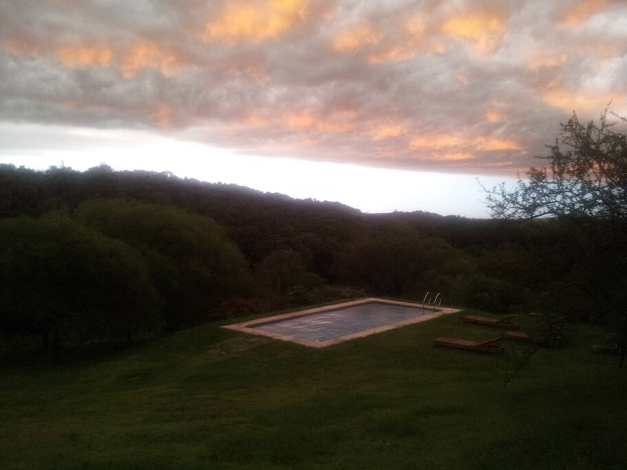 Desde la casa se ve la pileta. Atardeceres increíbles