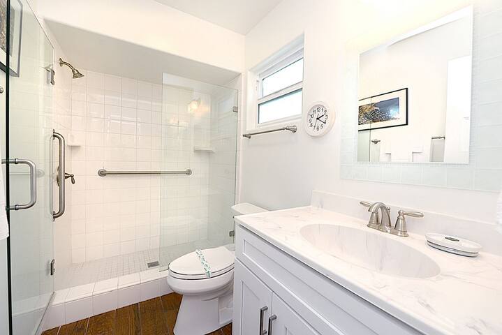 Beautiful Upgraded 4BD/3BA! *Closest to Beach!* gallery image 5