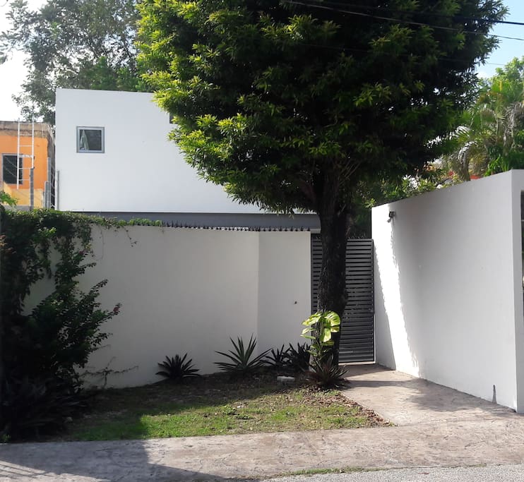 Frente y espacio para estacionar / Espace de stationnement / Front and parking space