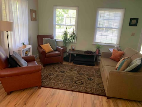 Simple spacious apartment near Oberlin College