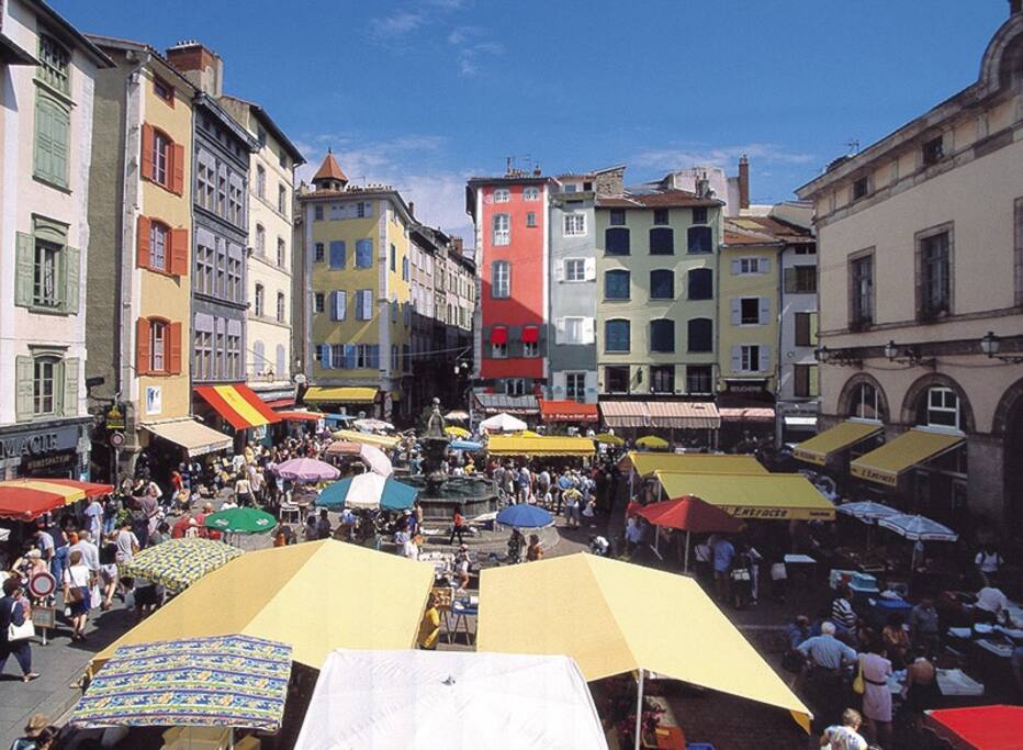 à quelques pas du marché provençal du Puy et de l ambiance de la place du Plot