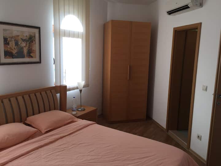 Soba s bračnim krevetom na 1. katu i kupaonica