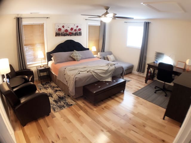 Deluxe master bedroom, King bed & private bath