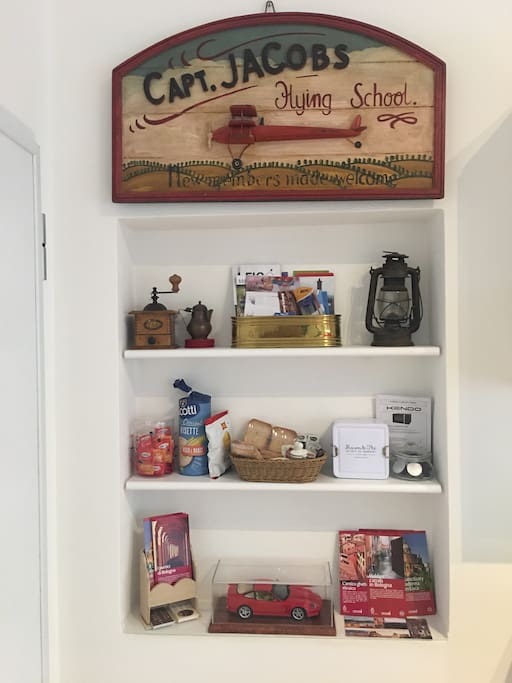 Ingresso con bacheca.
Nella mensola centrale, il "Welkome Kit", con pane, nutella, marmellata, miele, caffè Nespresso, the