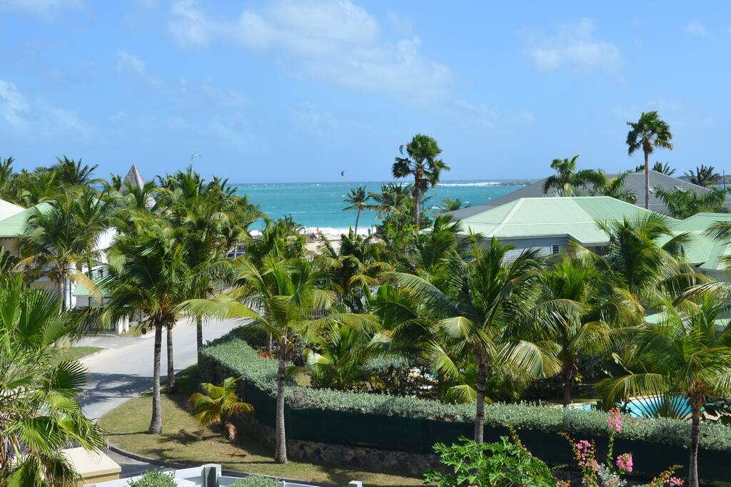 Vue du balcon, avec la plage au bout de la rue