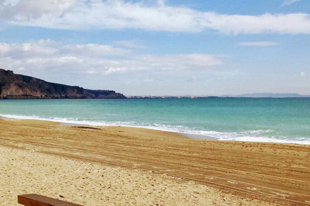 Aspecto de la playa de Aguadulce a primera hora del dia.