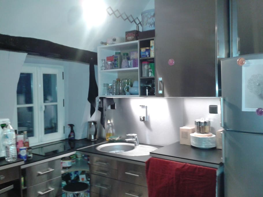 Cuisine toute équipée - Kitchen all new (1 réfrigérateur / fridge, 1 congélateur / freezer, 1 machine à laver / washing-machine, 3 plaques de cuisson + 1 four / cooking, 1 four à micro-ondes et tout pour petit-déjeuner et boire / with lots of things for the breakfast and drinks)
=> Accès Access 24/24.