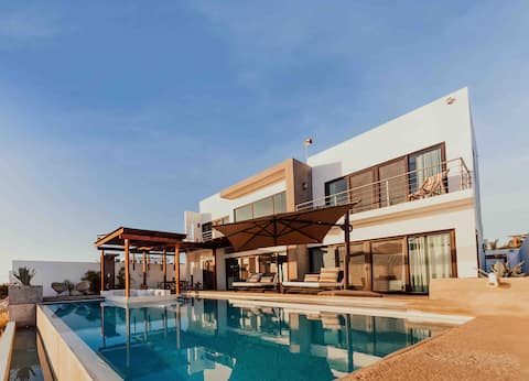 Casa Gaviota. Beautiful oceanfront residence.